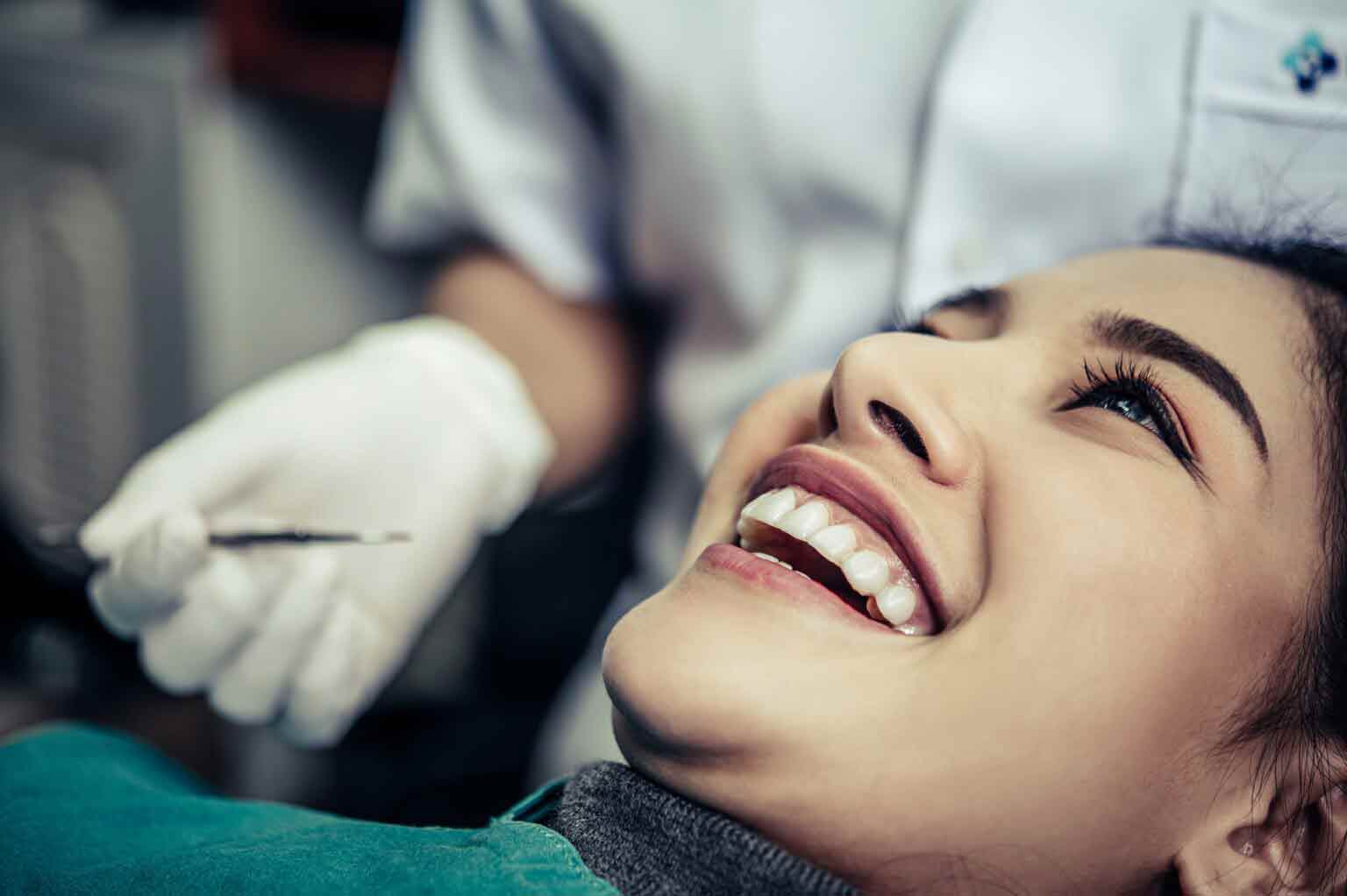 mujer sonriente en el dentista