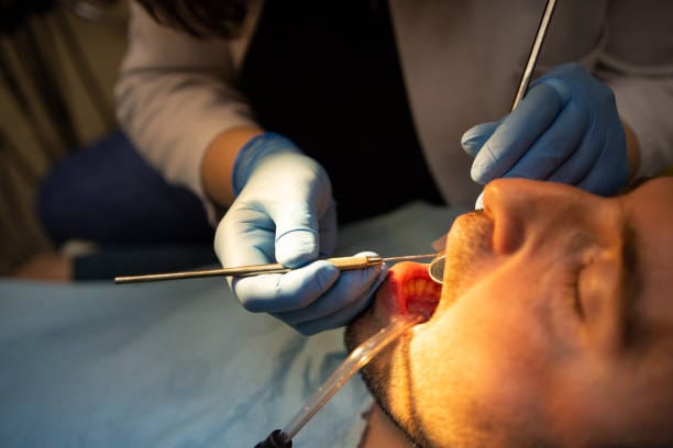 Detalle de un joven en una visita al dentista. Concepto de Endodoncia